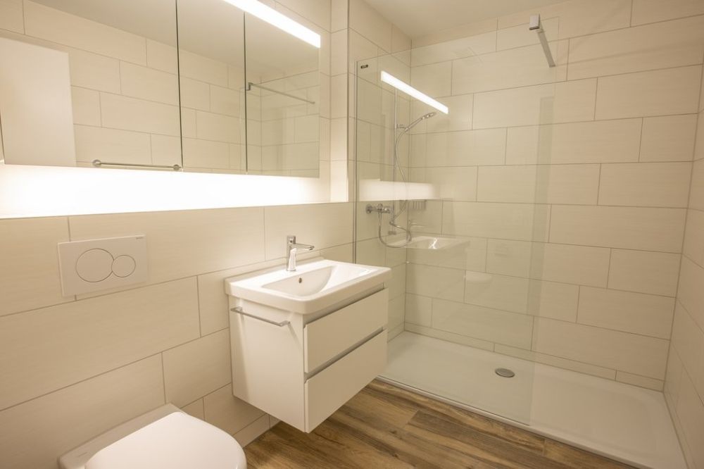 Grosszügige, helle Wohnung mit Sitzplatz und eigener Waschküche - Badezimmer