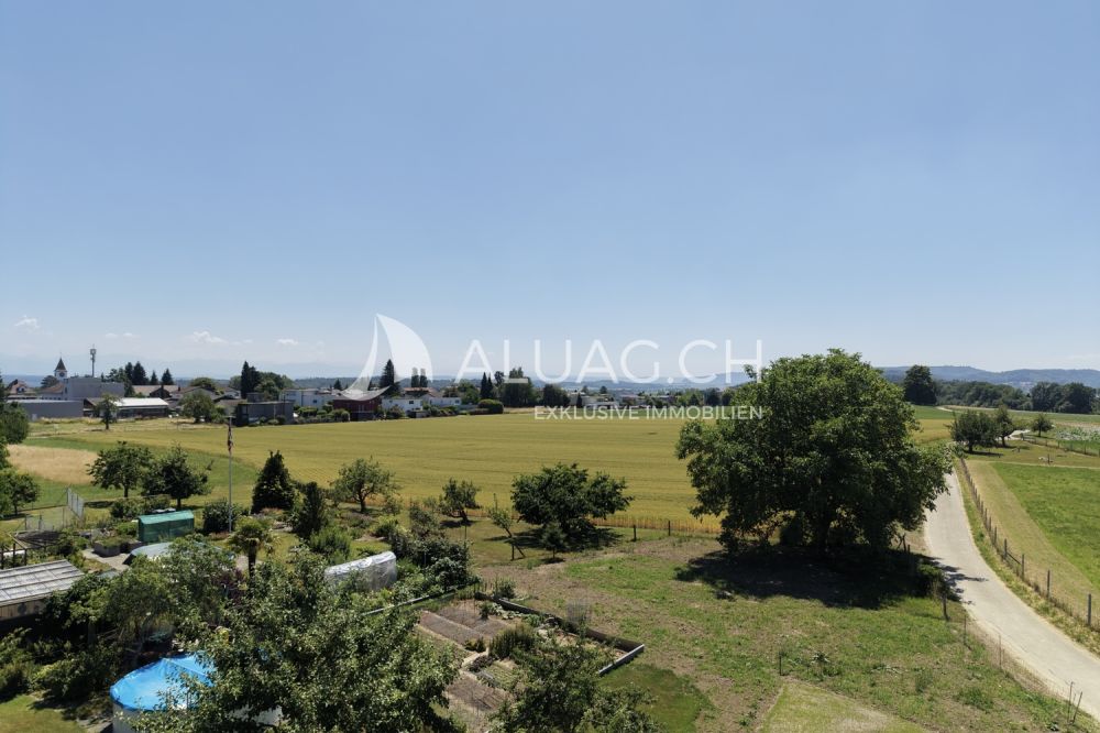 NEUBAUWOHNUNG MIT MODERNEM WOHNKONZEPT - Blick ins Grüne vom Balkon aus