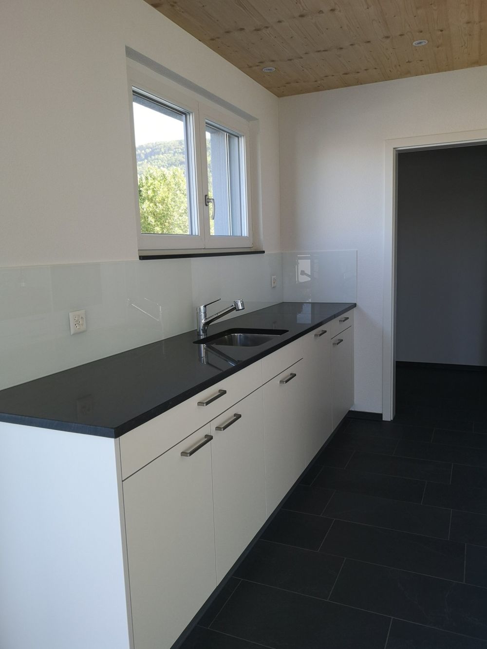 Moderne 3.5-Zimmer-Wohnung mit Terrasse und Aussicht - Bild 7