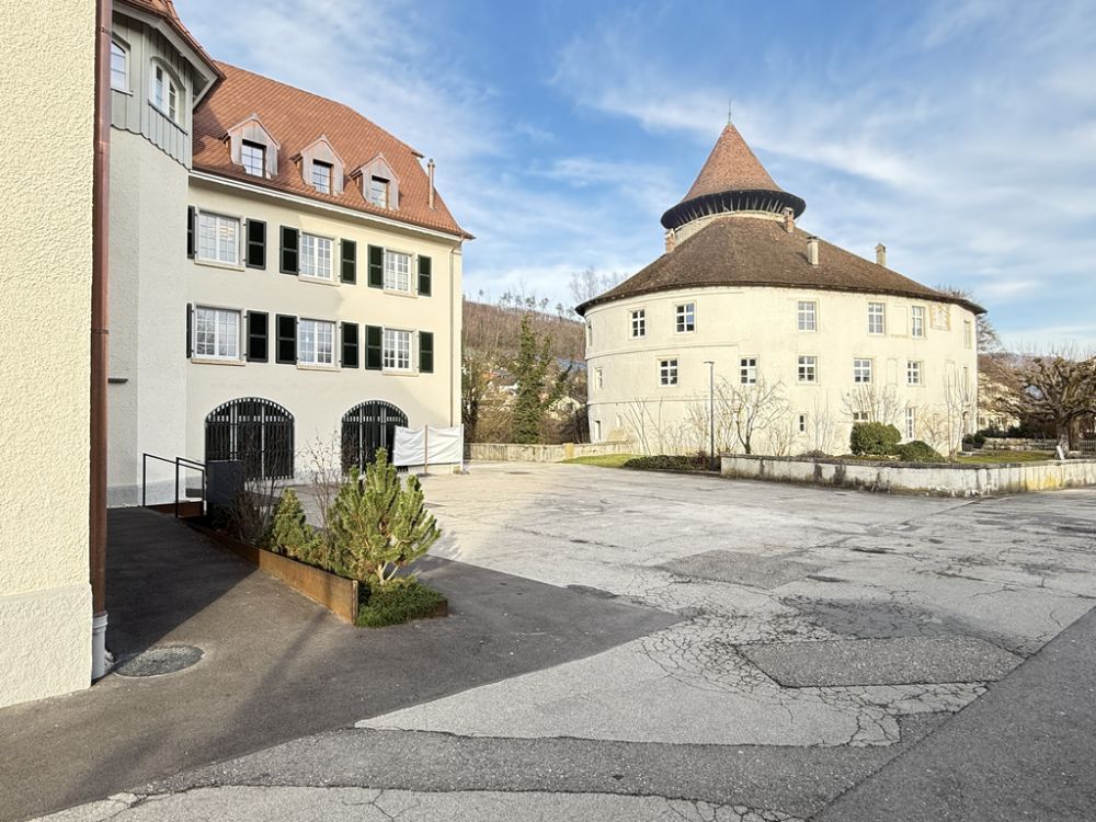 Erstvermietung beim Schloss Zwingen - Für Paare, WG oder allein - Schlossvorplatz