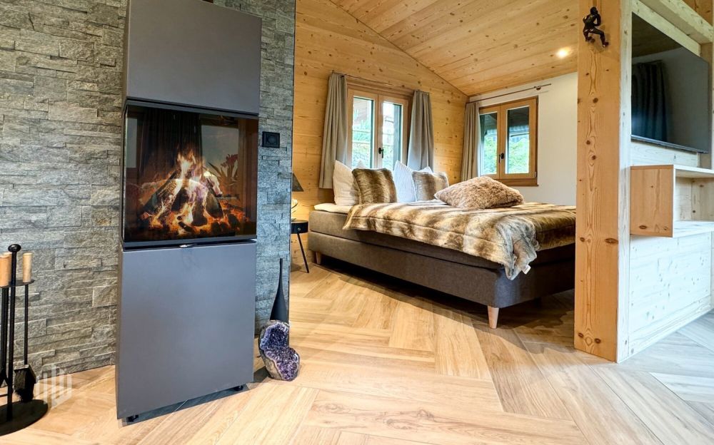 ImmoWyss -  Alleinstehendes (Ferien-) Chalet unter der Eigernordwand - Sicht in den Schlafbereich, abgetrennt durch eine Holzwand