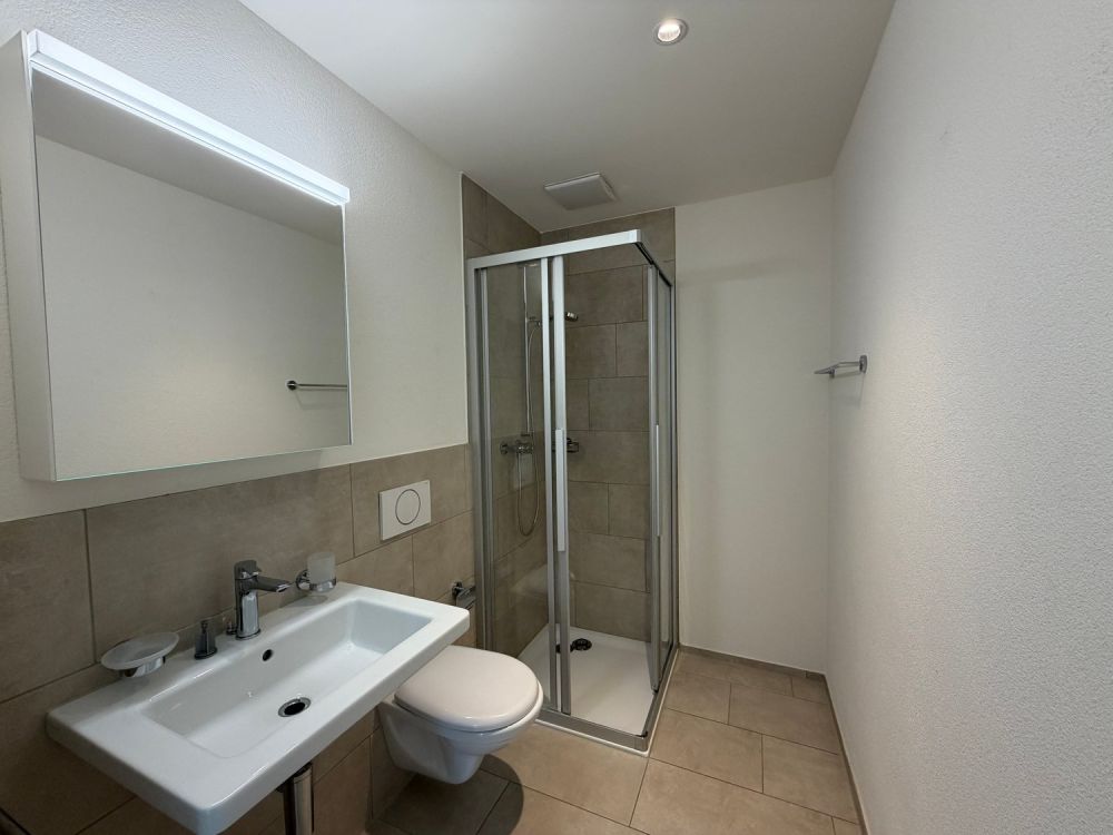 Moderne 3.5-Zimmer-Wohnung im EG in Rothrist zu vermieten - Badezimmer