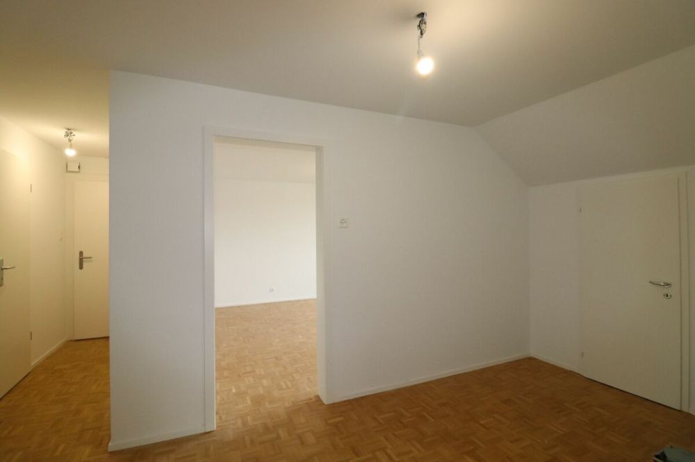 Erstvermietung nach Teilsanierung - moderne 2 1/2-Zimmer-Dachwohnung in Nähe Wenkenpark - Bild 4