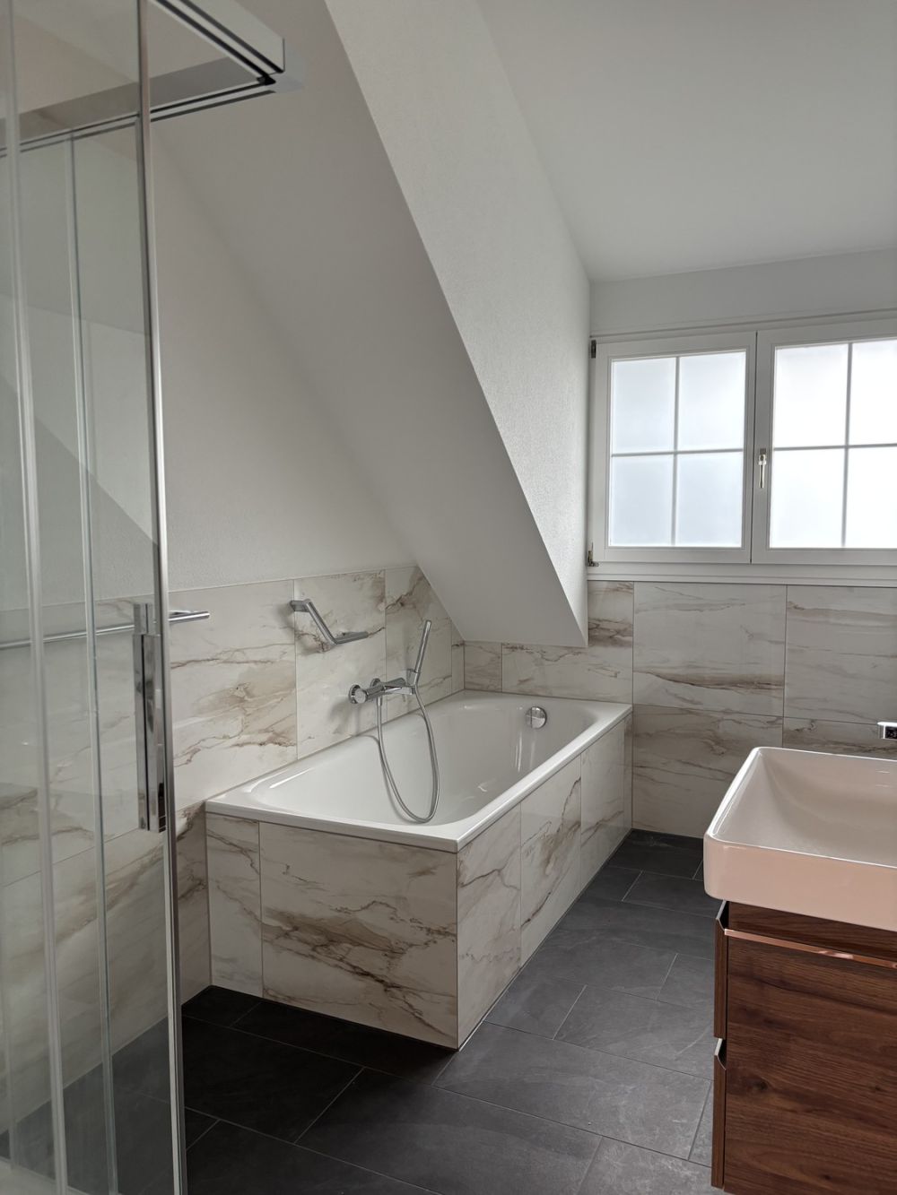 Large 4.5‑room attic apartment (180 m²) – ideal for expats or 2–3 person WG, 20 - 25 min to Basel - Bathroom 1