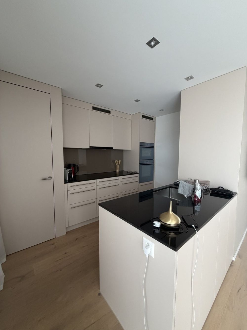 Attraktive 3½ Zimmerwohnung Attika im steuergünstigen Bäch SZ - Küche