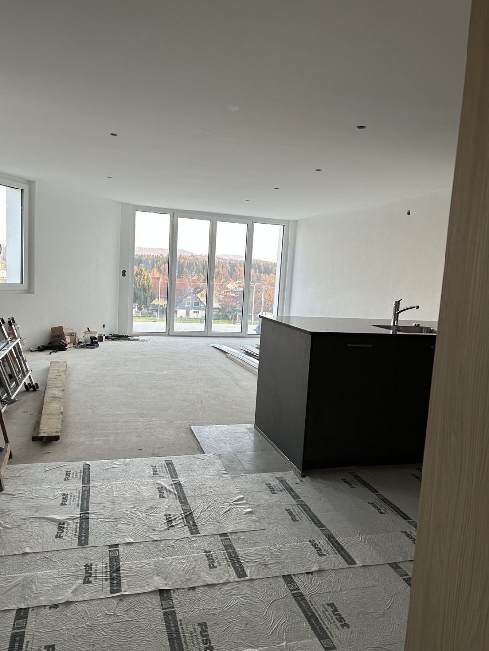 Erstvermietung: Exklusive 4.5-Zimmer-Neubauwohnung mit Balkon, Weitsicht und naturnaher Lage - Bild 4