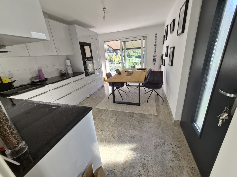 Wunderschöne, Sonnenverwöhnte, neue 2,5 Zi.Wohnung, grosse Terrasse, WM/Tumbler, Granitböden uvm. - Bild 3