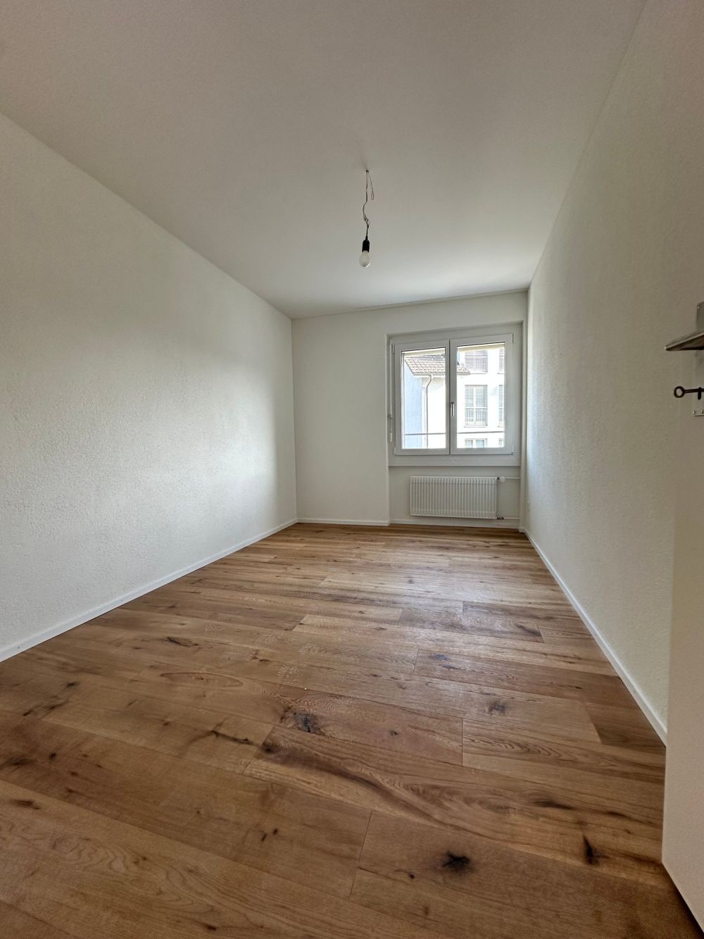 Neuwertige moderne 4.5-Zimmer-Wohnung mit eigenem Waschturm - Bild 6