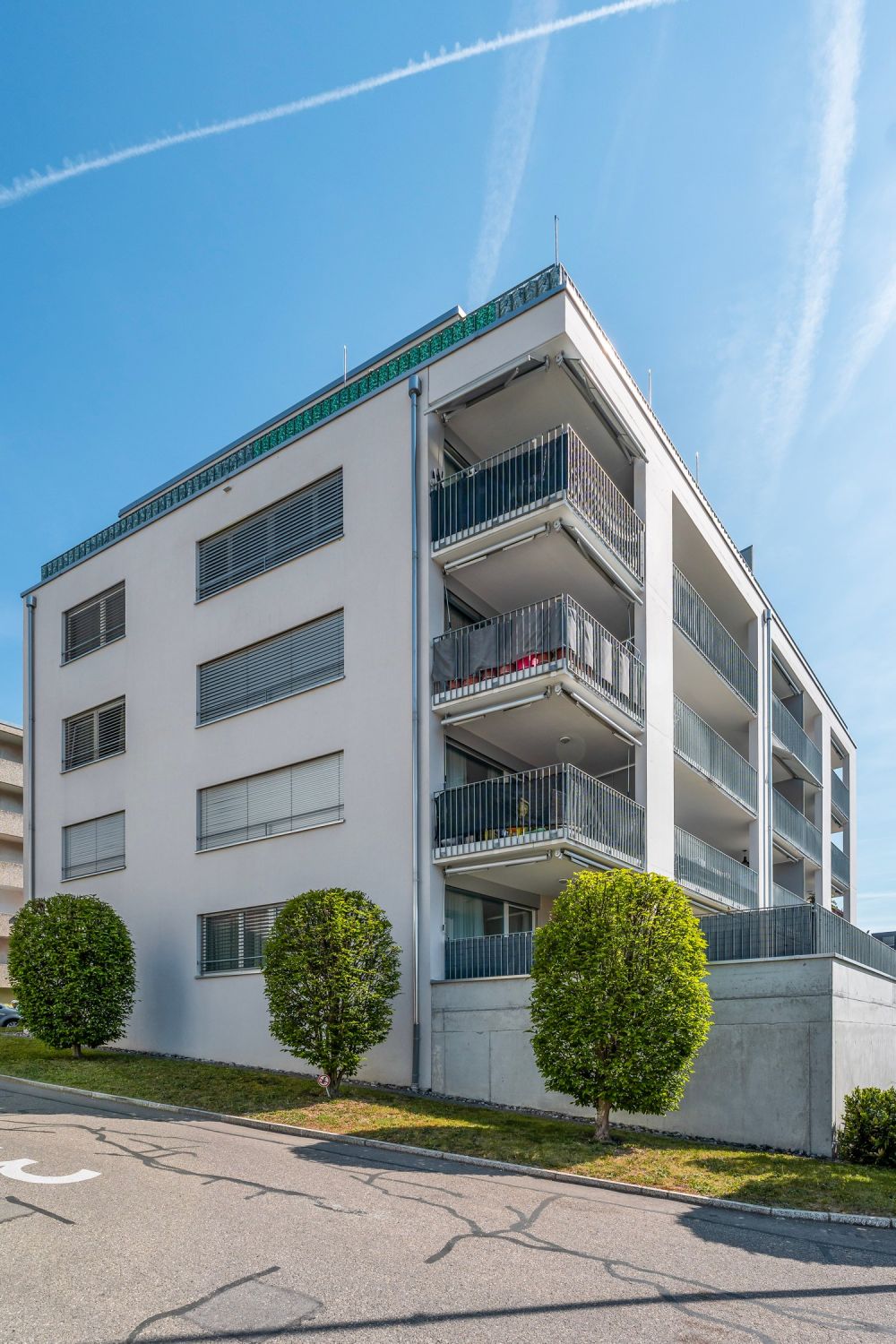 Moderne 3.5-Zimmerwohnung mit Balkon und Lift in Pieterlen - Bild 2