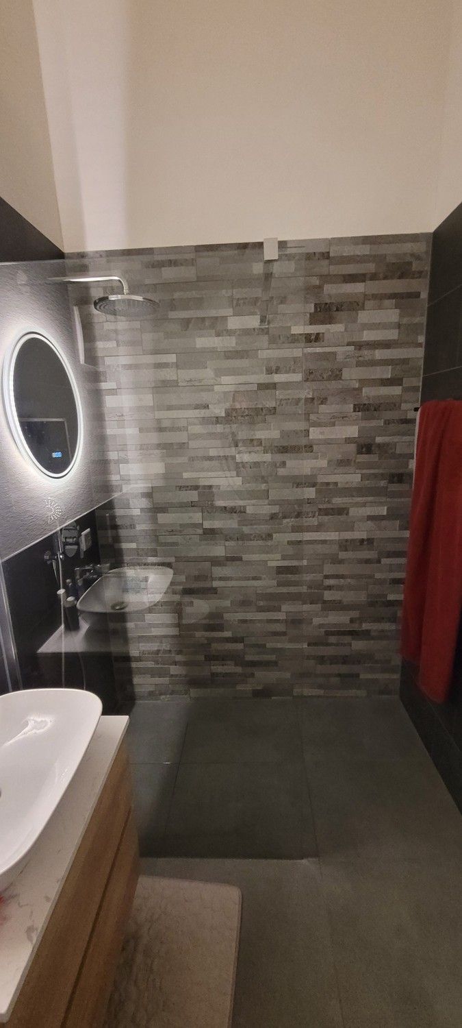 Helles WG-Zimmer in 4.5-Zimmer-Dachwohnung in ruhiger, grüner Umgebung - Bild 9