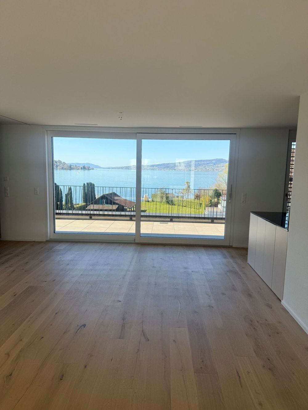 Attraktive 3½ Zimmerwohnung Attika im steuergünstigen Bäch SZ - Aussicht Wohnzimmer