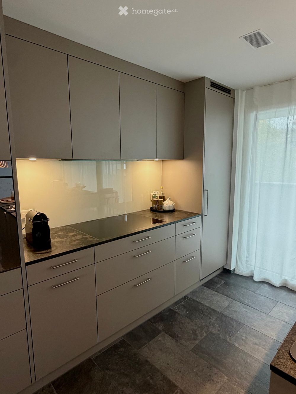 Hochwertig möblierte 3.5-Zimmer-Wohnung mit See- und Bergsicht - Bild 8