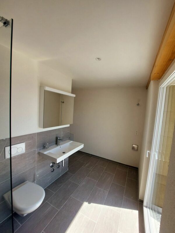 Exklusive 2.5-Zimmer-Attikawohnung mit ca. 74 m² Sonnenterrasse - Erstbezug im Neubau - Bild 9