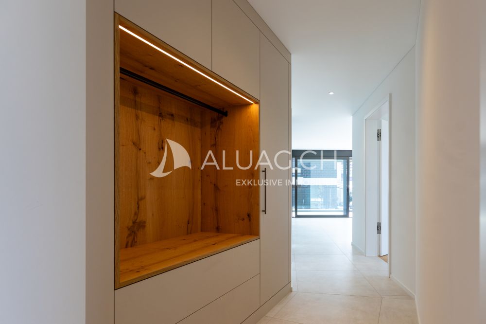 EXKLUSIVE 5.5-ZIMMER-WOHNUNG - Massgefertigte Garderobe mit Holzverkleidung und Einbauschränken  ein eleganter Blickfang