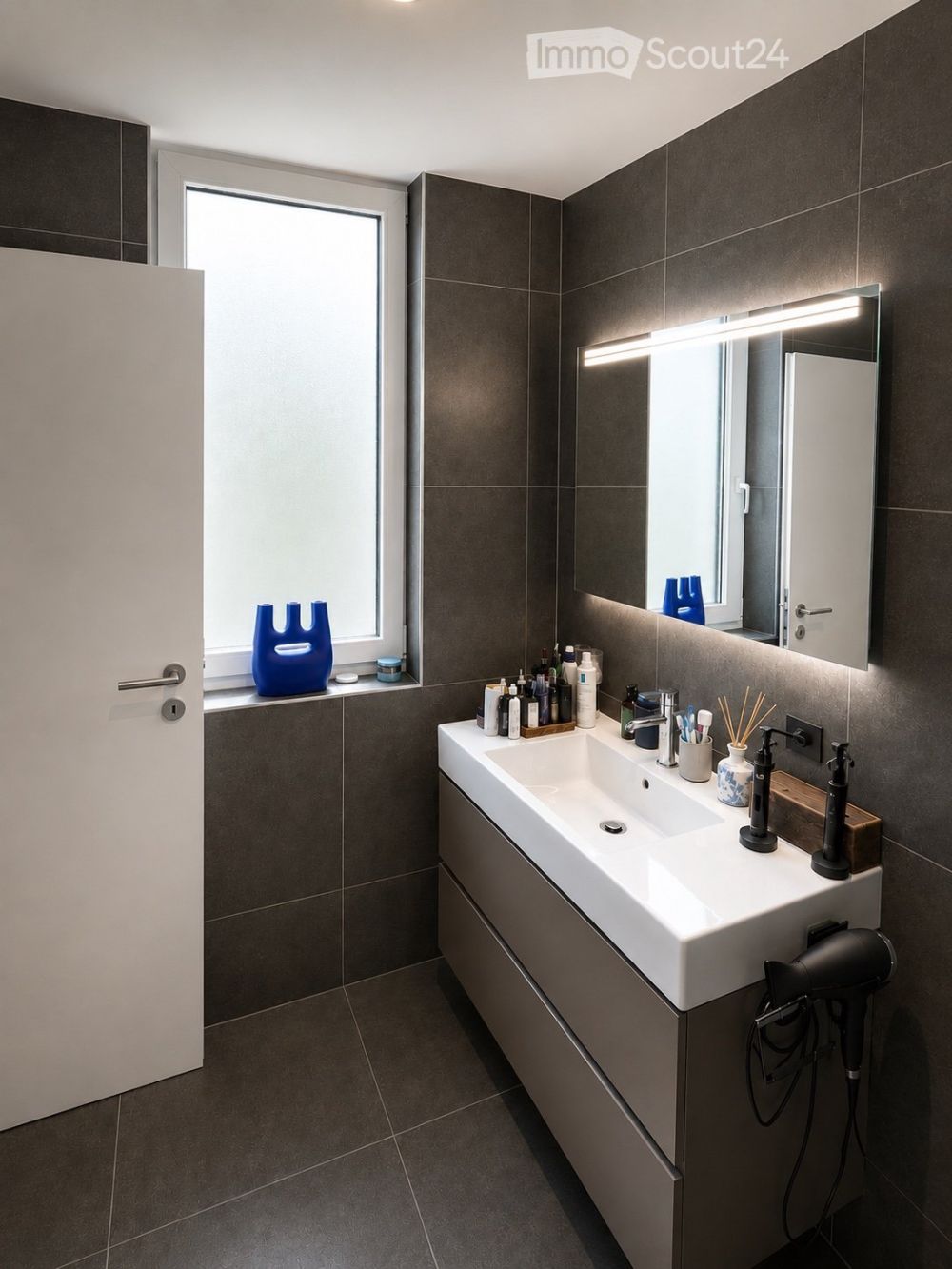 Contemporänes Appartement mit Panoramablick auf den Neuenburgersee - Bild 4