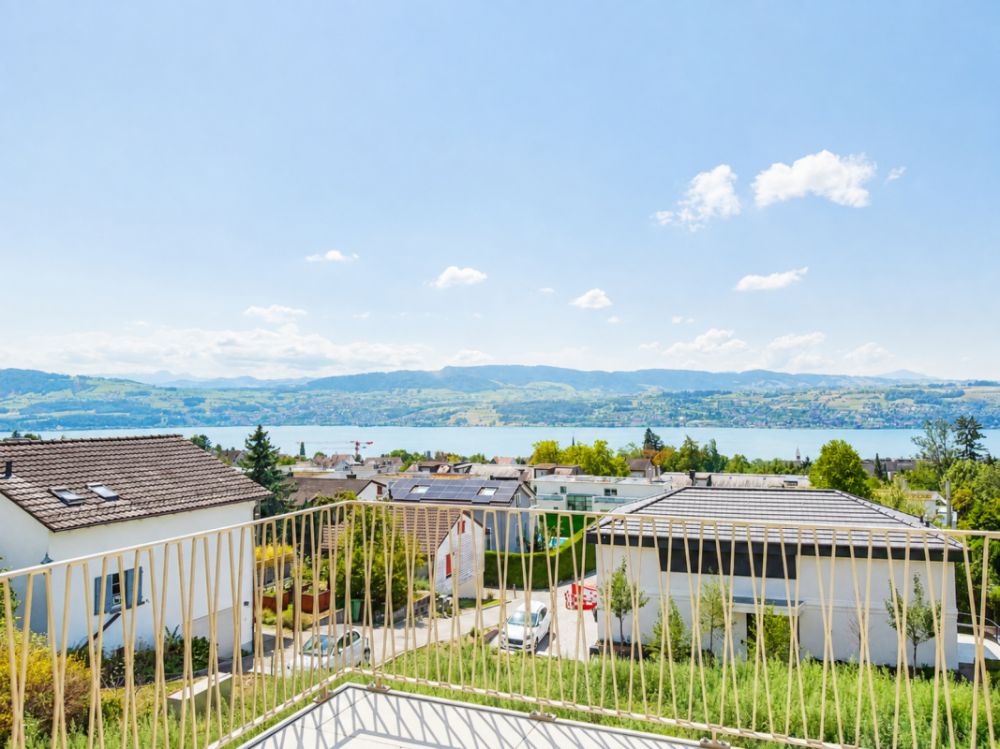 Neue 3.5 Zimmer Attika-Wohnung mit grosser Loggia und atemberaubender Aussicht auf See und Alpenpanorama - Aussicht