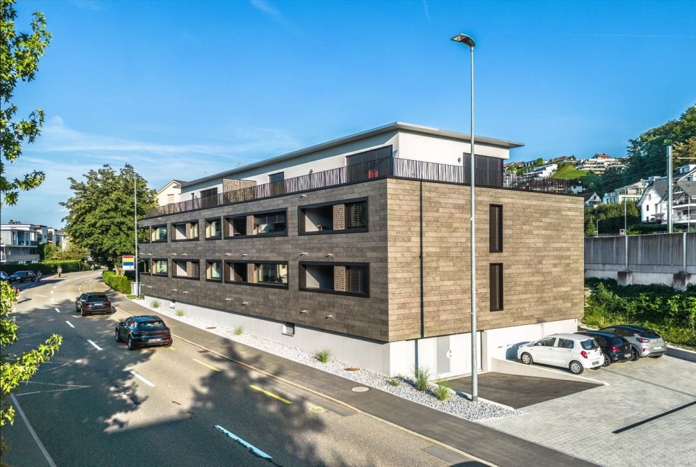 Attraktive 3 Zimmerwohnung Attika im steuergünstigen Bäch SZ - 62_Aussenansicht_Strasse