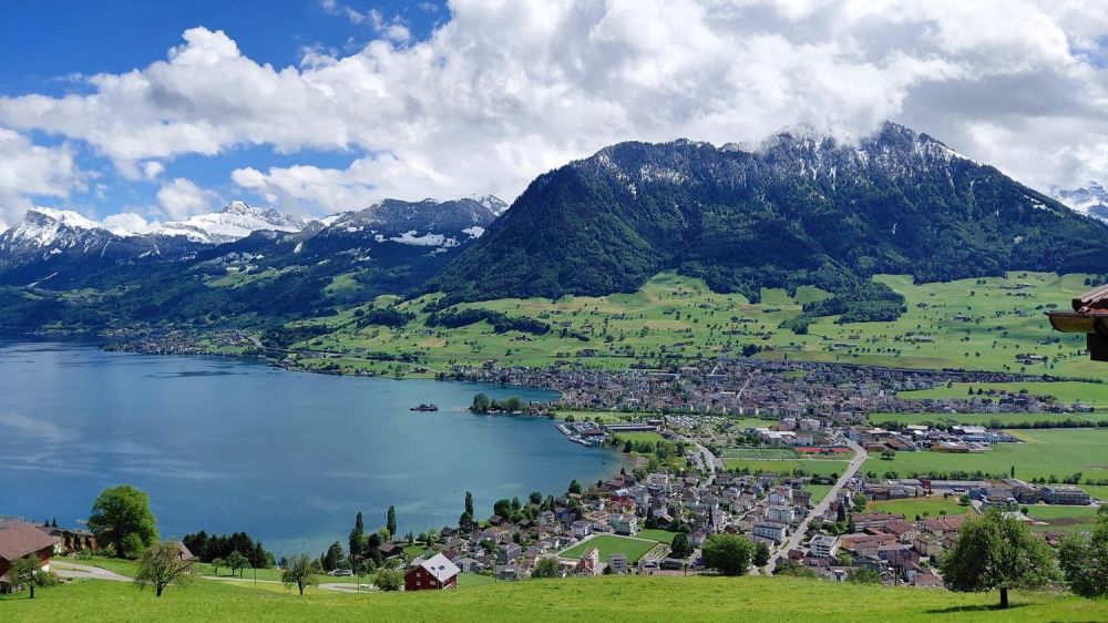 3 1/2 Zimmer Dachwohnung mit Topaussicht auf See und Berge - Bild 9
