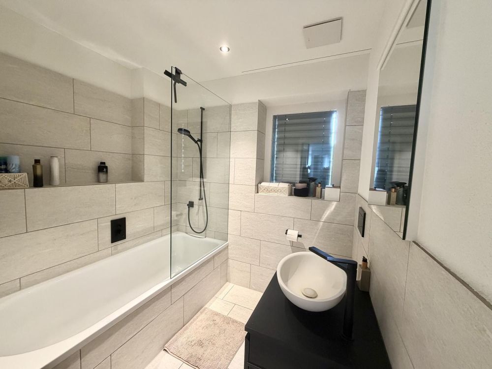 Moderne 3.5-Zimmerwohnung mit wunderschönem Garten und Aussicht - Bild 4