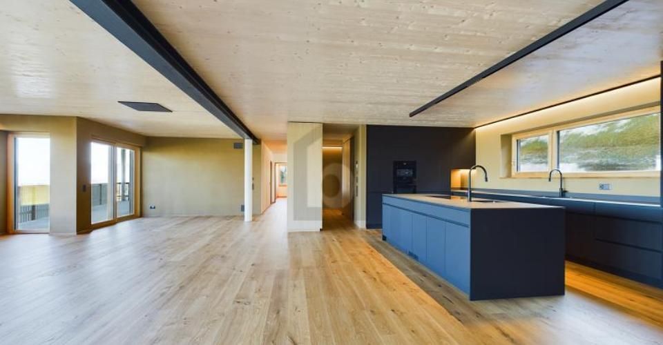 GEWALTIGES WOHNERLEBNIS AUF HÖCHSTEM NIVEAU - Appartement terrasse 3.5 pièces - image - 1