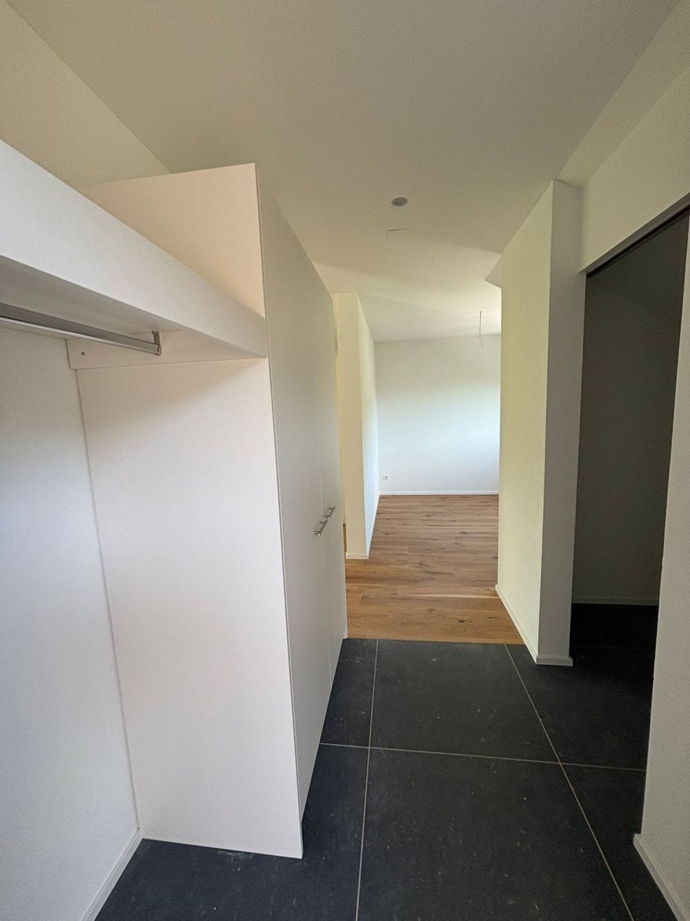 Attrayant appartement neuf de 4,5 pièces au 2e étage avec balcon ensoleillé - Bild 3