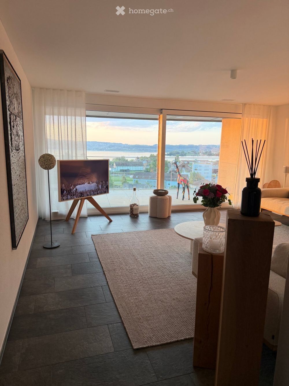 Hochwertig möblierte 3.5-Zimmer-Wohnung mit See- und Bergsicht - Bild 3