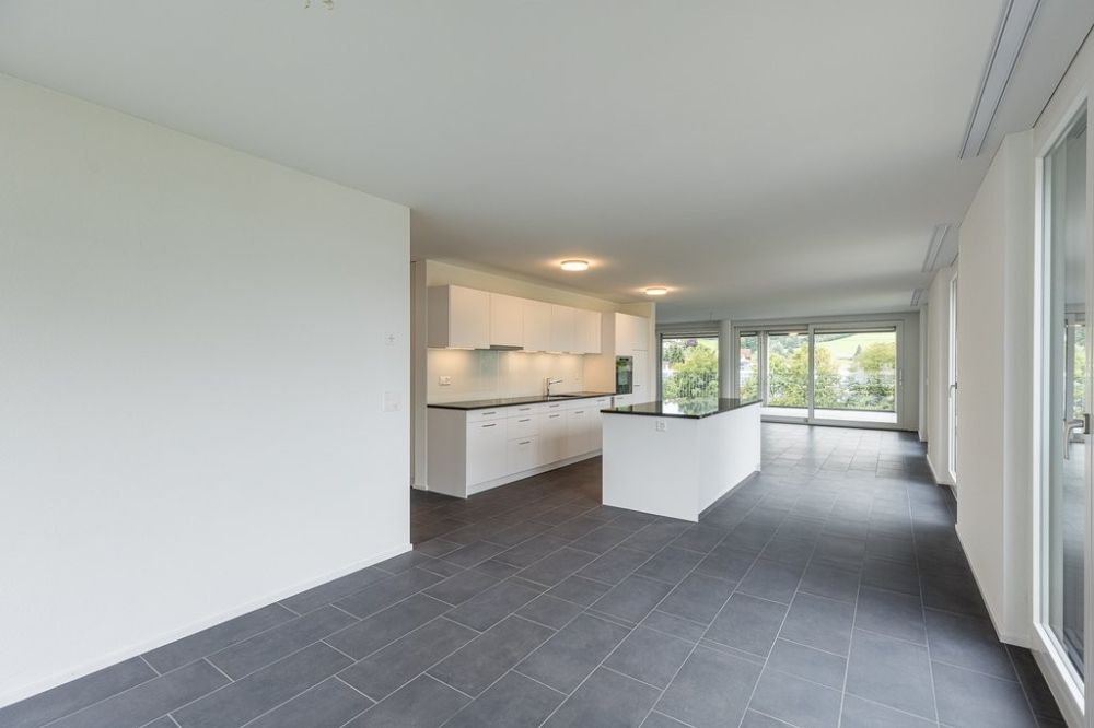 Moderne Wohnung mit grosser Terrasse - Wohnbereich_mit_Kueche.jpg