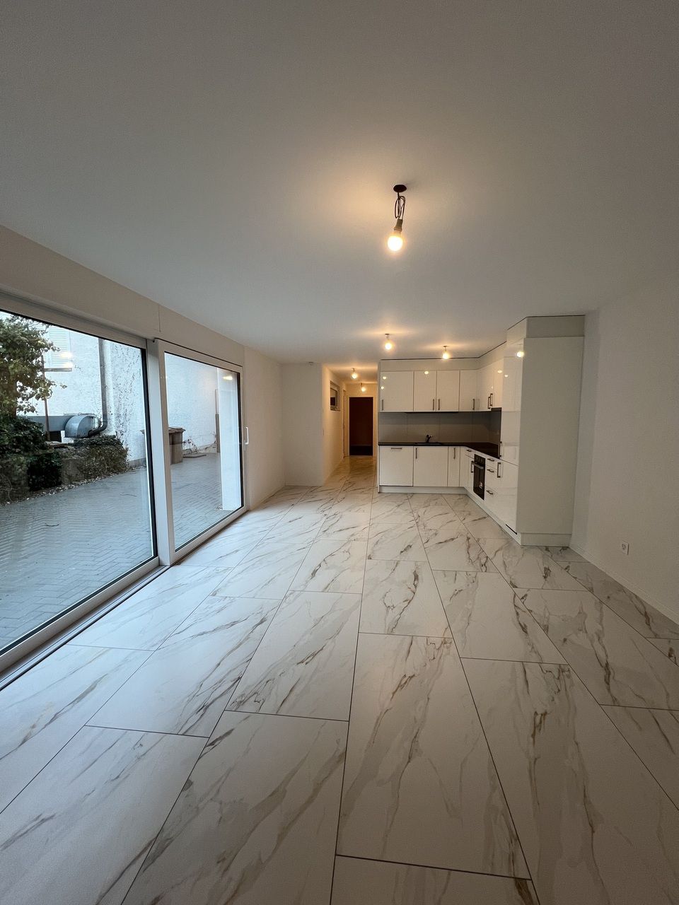 À LOUER - Nouveau 2.5 pièces au rez avec grande terrasse privative. - SALON - SALLE A MANGER - CUISINE -TERRASSE