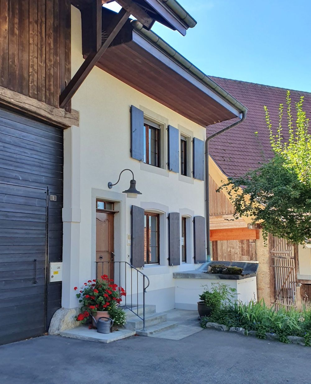 Erstbezug: Frisch renoviertes, denkmalgeschütztes Bauernhaus mit privatem Innenhof und Garten - Bild 2