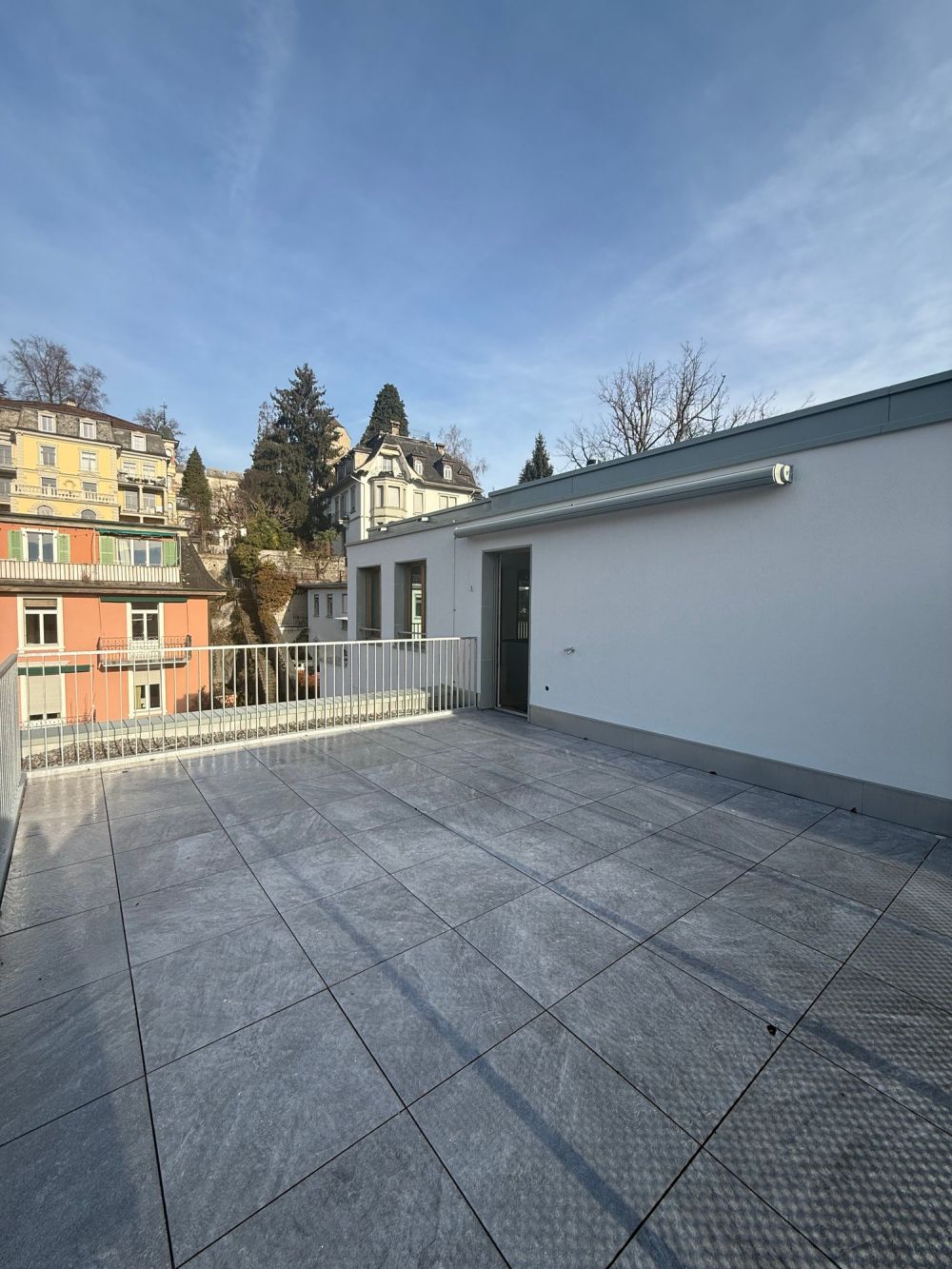 2.5-Zimmer-Attikawohnung mit 2 Terrassen und fantastischer Aussicht - Bild 3