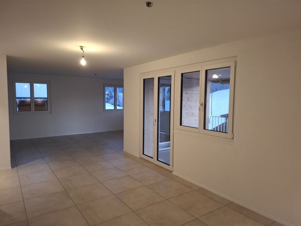 Vermietung von neuer, moderner 3.5 Zimmerwohnung an Südhanglage mit Blick ins Grüne. - Wohnzimmer/Küche