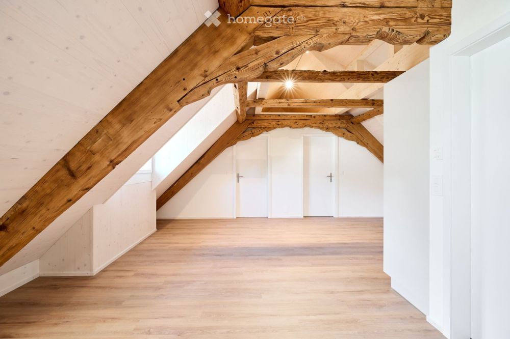 Traumhafte 3.5-Zi-Dachgeschosswohnung in hist. Ambiente - Bild 2