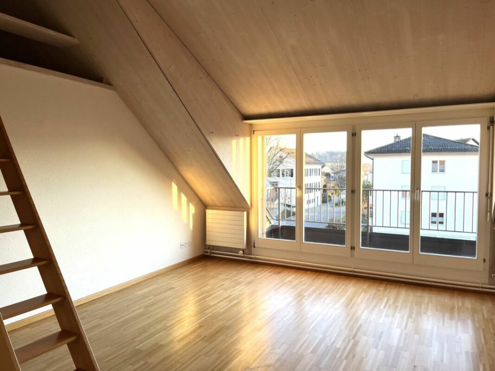 Charmante Dachwohnung mit Bergsicht - Wohnzimmer