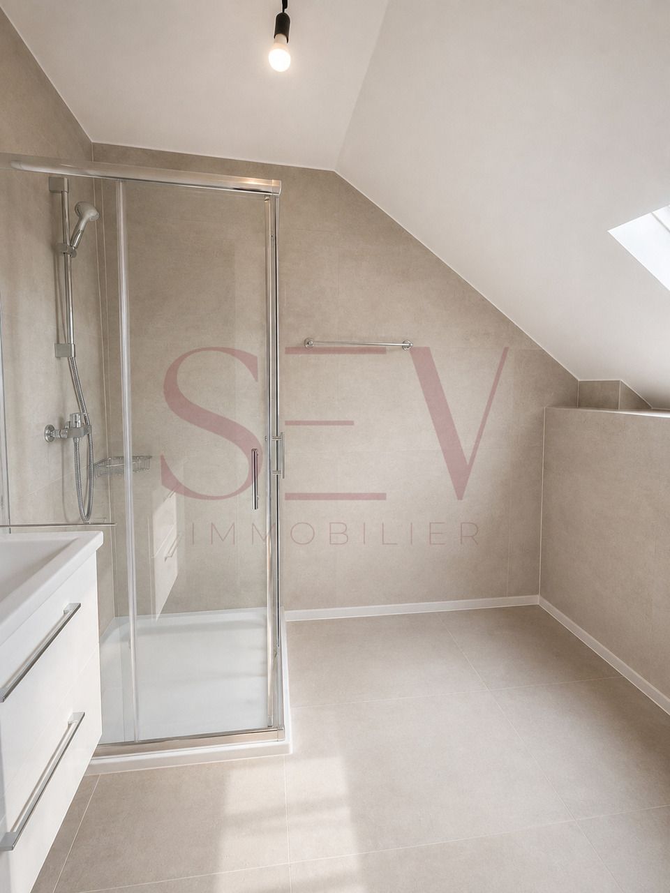 PORTES OUVERTES, Superbe appartement traversant de 4.5 pièces - Salle de douche