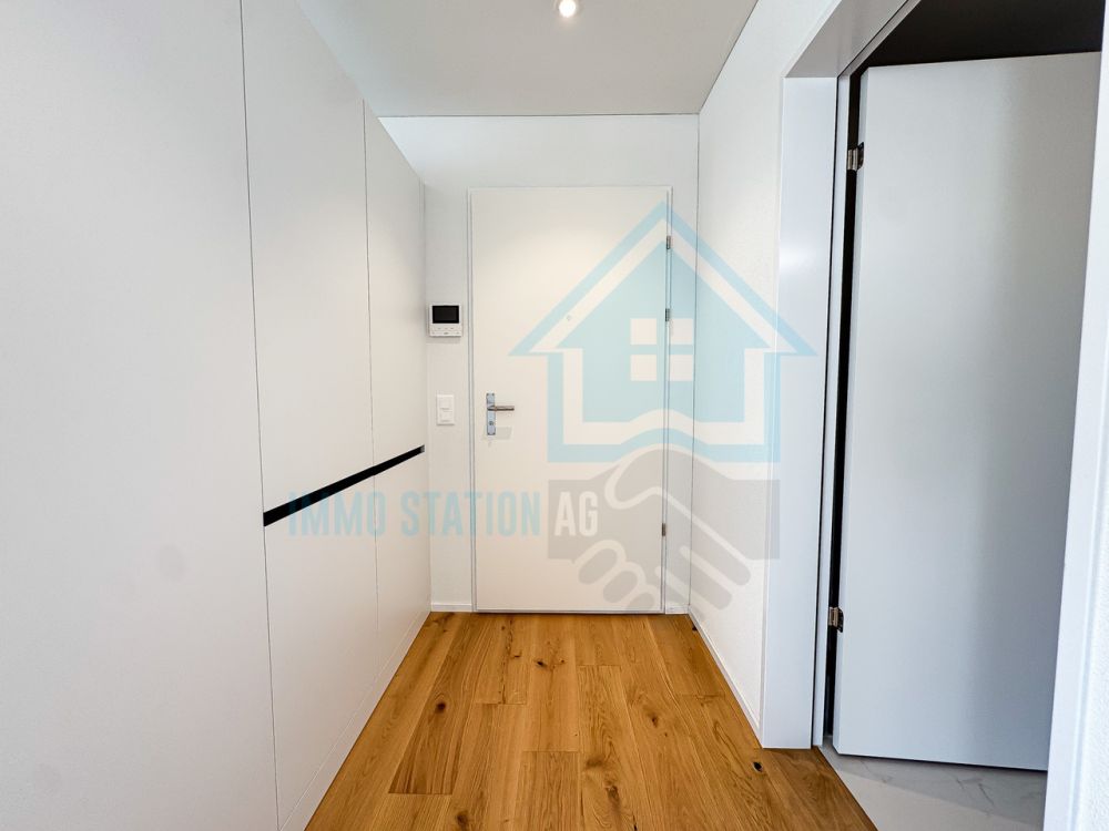 Neuwertige 3.5-Zimmer-Neubauwohnung mit Balkon und Top-Ausstattung - Entrée mit Garderobe