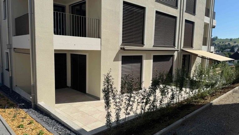 Erstbezug: Moderne 3.5-Zimmer-Wohnung mit grosser, gedeckter Terrasse - Bild 2