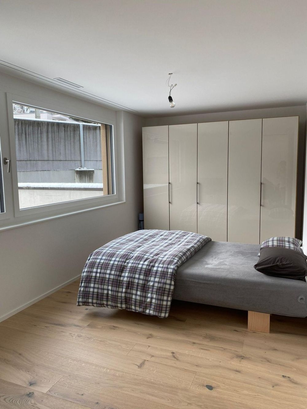 Helle und moderne 2.5 Zimmerwohnung im steuergünstigen Bäch SZ - Schlafzimmer