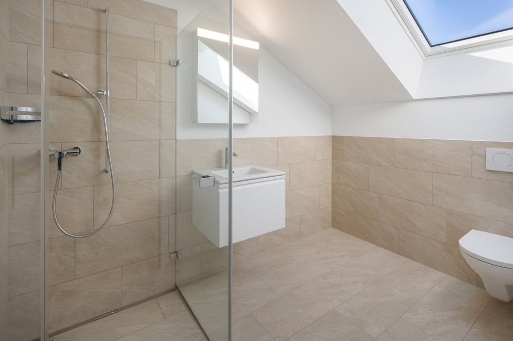 5.5-Zimmer-Dachwohnung mit Balkon und Loggia im Erstbezug - Badezimmer