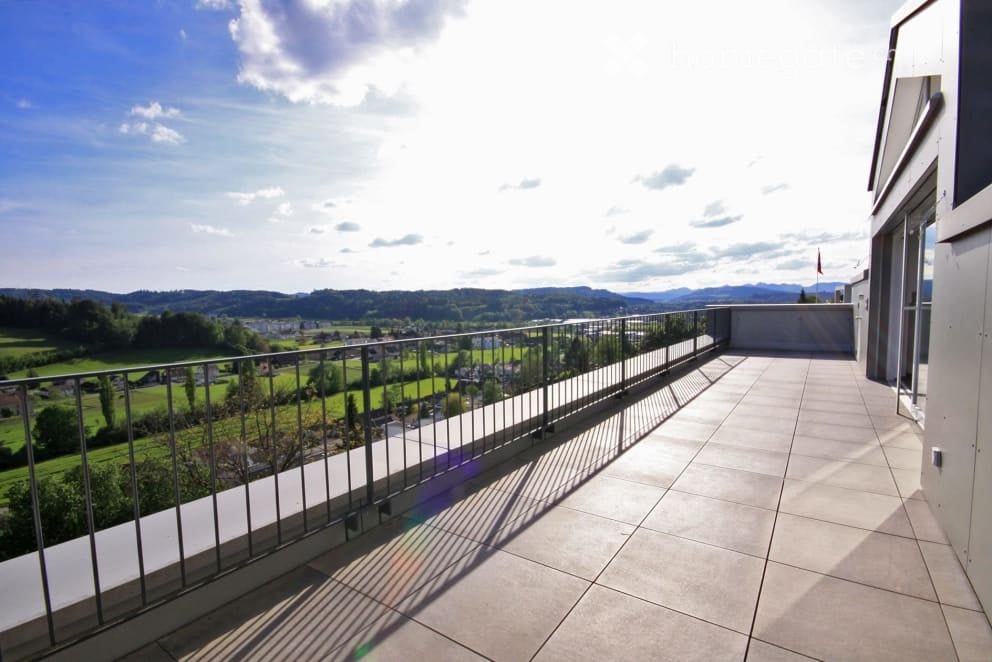 Luxuriöse 3,5 Zimmer Attika-Wohnung in 3-Familienhaus an sonniger Südhanglage - Terrasse mit Blick gegen Westen