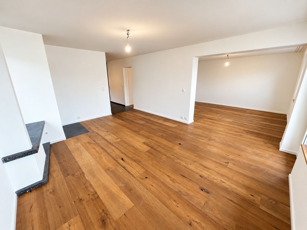 Wohnen mit Weitblick  sanierte 5-Zimmer-Wohnung mit unverbaubarer 180-Seesicht - Die gezeigten Fotos wurden mithilfe künstlicher Intelligenz (KI) bearbeitet und können daher Bild- und Darstellungsfehler aufweisen.