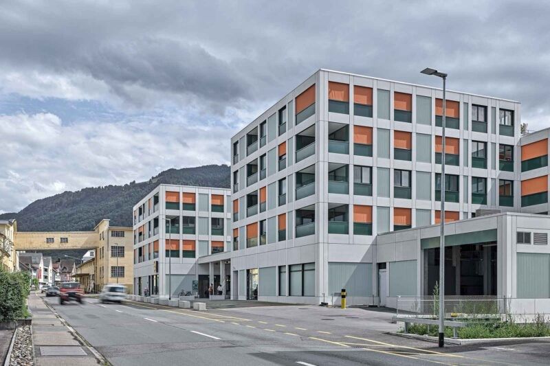 Per Sofort! Moderne 3.5-Zimmer-Attikawohnung in Siebnen - Aussenansicht