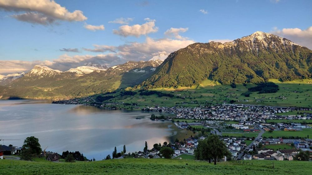 3 1/2 Zimmer Dachwohnung mit Topaussicht auf See und Berge - Bild 2