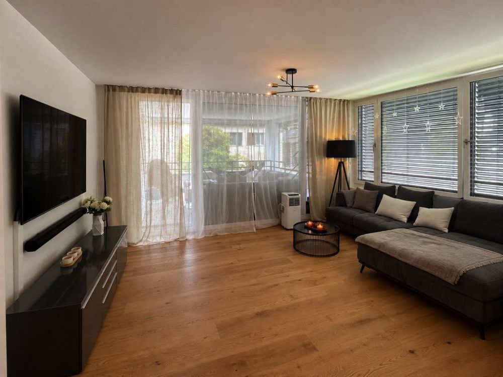 Moderne 4.5-Zimmer-Wohnung beim Bahnhof Cazis - Wohnzimmer.png