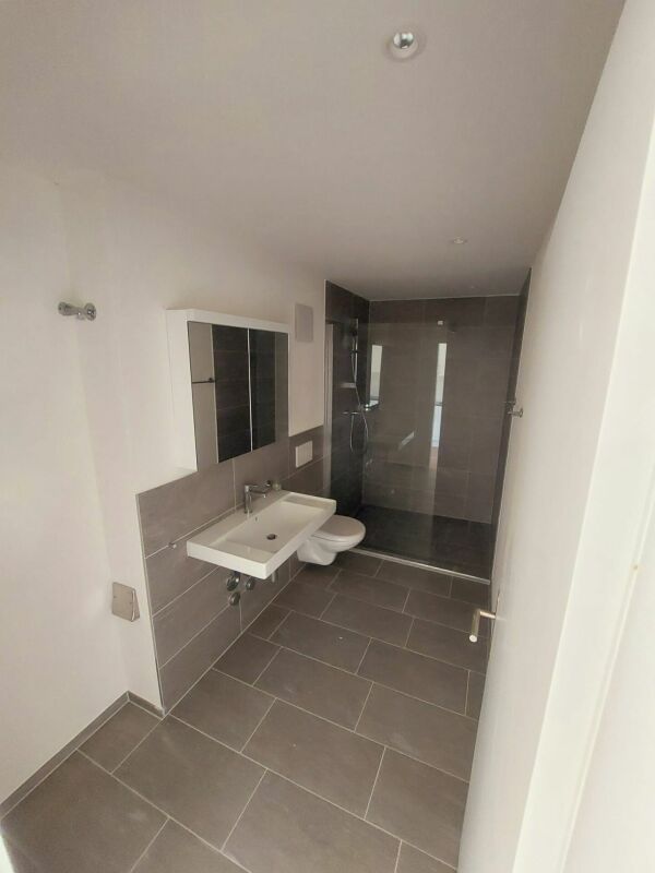Moderne 1.5-Zimmer-Neubauwohnung mit grosszügigem Balkon - Erstbezug - Bild 7