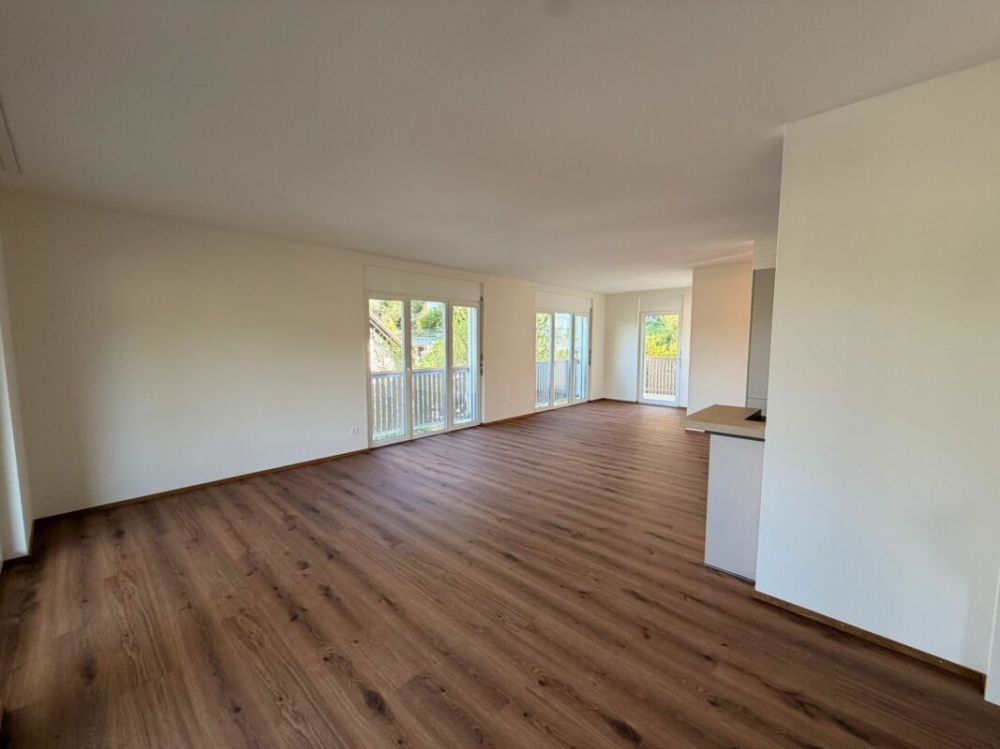 Erstbezug: sonnige 3.5 Zimmer-Wohnung mit Aussicht an ruhiger Lage - Wohnzimmer, Ansicht vom Balkon