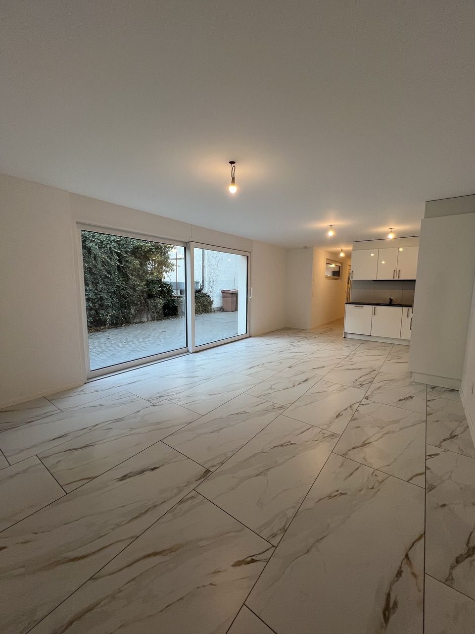 À LOUER - Nouveau 2.5 pièces au rez avec grande terrasse privative. - SALON - TERRASSE