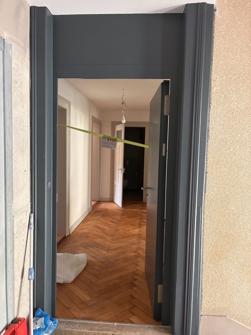 Altbauwohnung nach Totalsanierung - Wohnungseingang