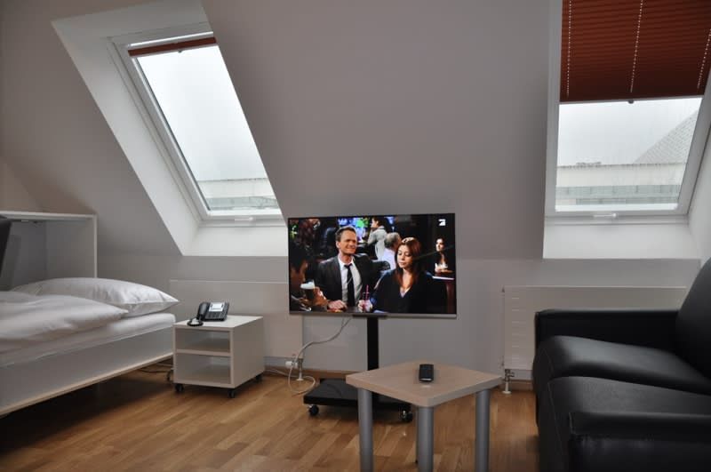 Modernes Apartmenthaus Nähe Syngenta und Roche - Wohn- und Schlafbereich