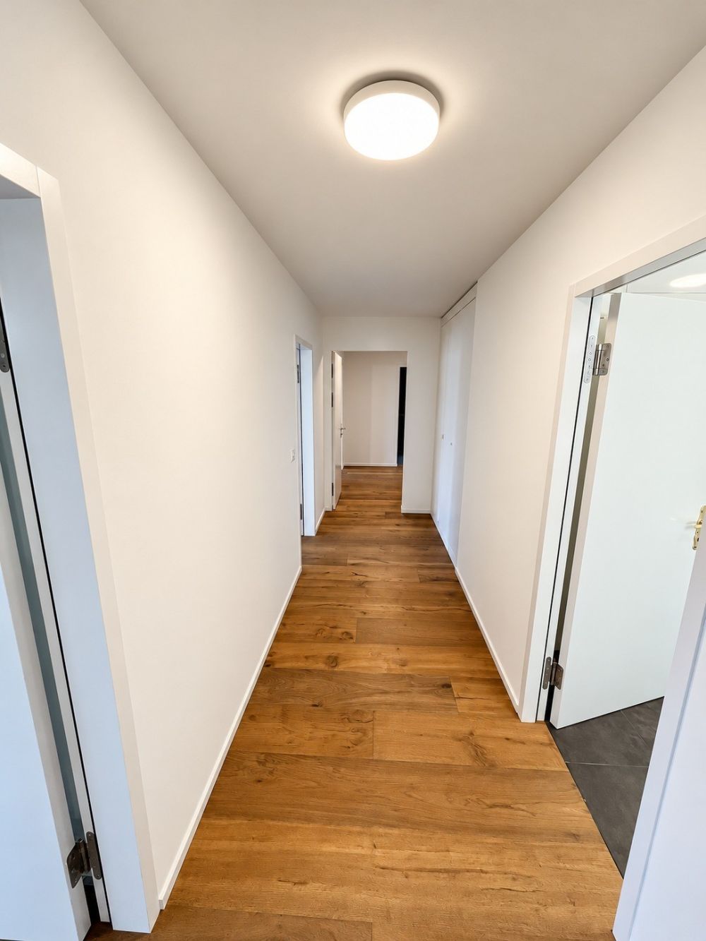 Wohnen mit Weitblick  sanierte 5-Zimmer-Wohnung mit unverbaubarer 180-Seesicht - Die gezeigten Fotos wurden mithilfe künstlicher Intelligenz (KI) bearbeitet und können daher Bild- und Darstellungsfehler aufweisen.