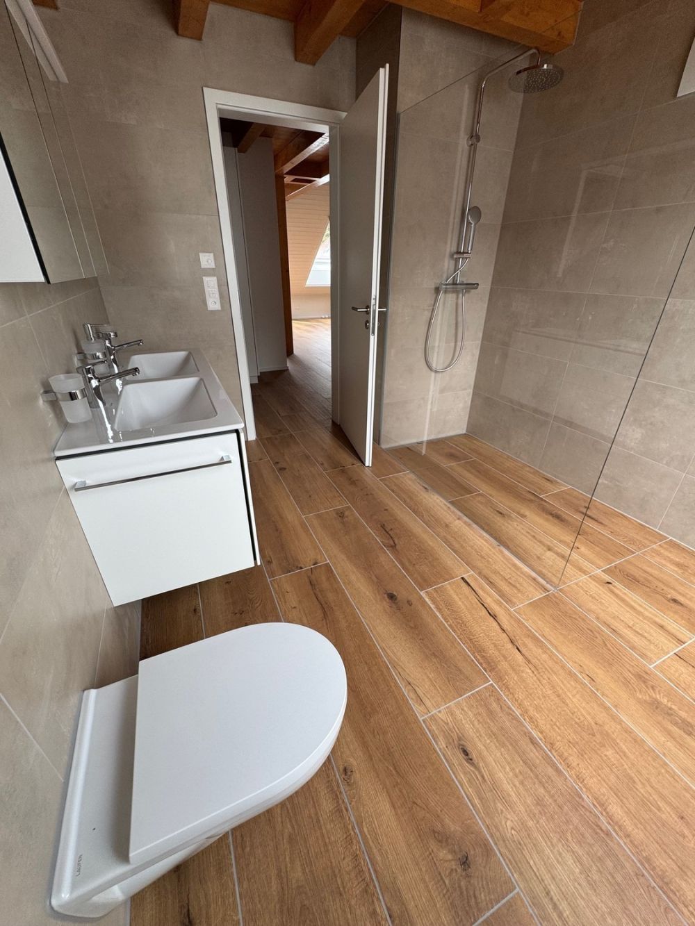 Top Dachwohnung - Erstbezug! - Bad mit Waschturm und Dusche